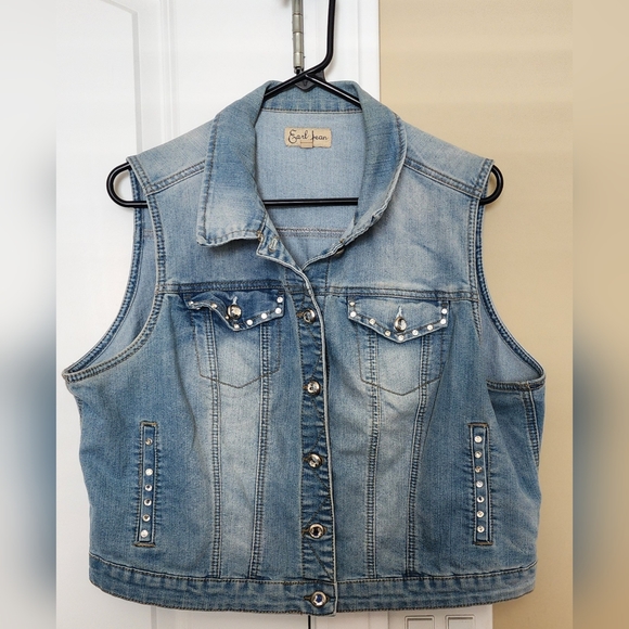 Sleeveless Crop Jean Jacket - Picture 1 of 3